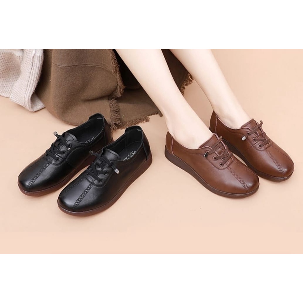 Clarks Omugi Sepatu Oxford Wanita