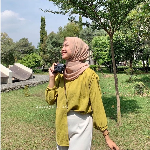 Lora Blouse Serut Crinkle Wanita - Blouse Tali Serut - Blouse Serut Tangan -  Kemeja Serut Crinkle Airflow - Kemeja Katun Oversized Serut Depan - Helwa Shirt Kemeja Serut Crinkle Airflow - Atasan Wanita Lengan Panjang - Misty Blouse Serut