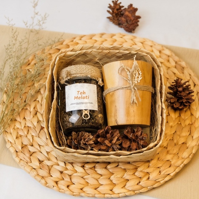 

DIANTI / Hampers Wedangan / Hampers Minuman / Hampers Lebaran / Hampers Wedding / Kado Ulang Tahun / Hampers Ramadhan
