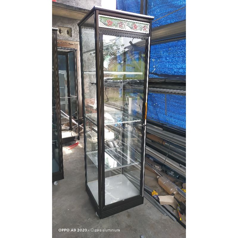 Lemari hias kaca untuk display mainan sangat cocok untuk lemari sudut display aksesoris