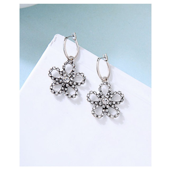 LRC Anting Tusuk Fashion Silver Flower Hollow Diamond Stud Earrings F75096