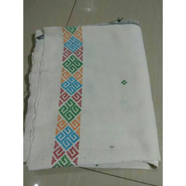 Kain tenun pabintik putih motif toraja