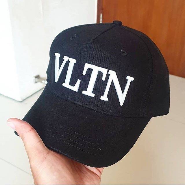 TOPI VLTN BLACK WHITE B03 PREMIUM IMPORT TOPI VLTN B03 HITAM PUTIH TOPI VALENTINO HITAM PUTIH