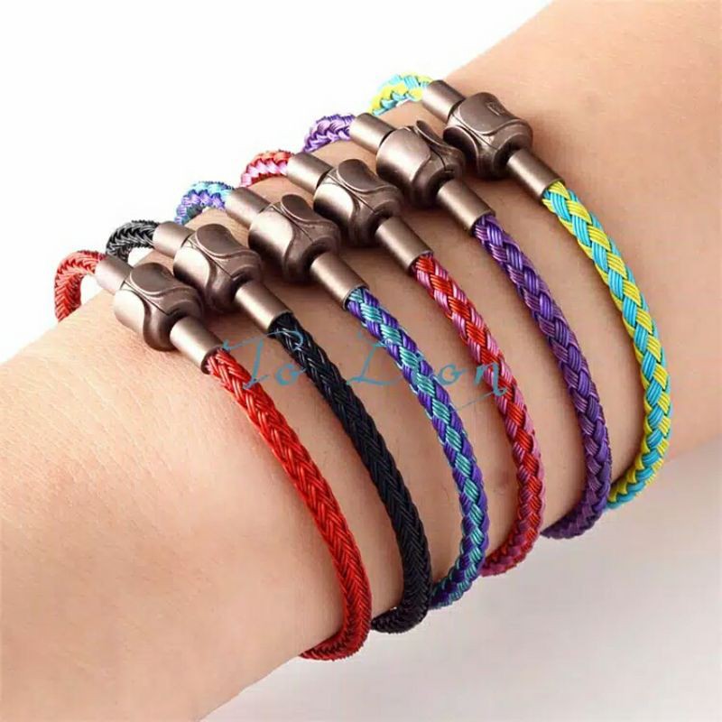 Gelang tali kawat wire rope water prof liontin emas huruf Gelang tali kawat wire rope water prof liontin emas huruf