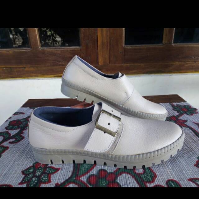 Sepatu Sneaker Wanita Kulit Asli Magetan