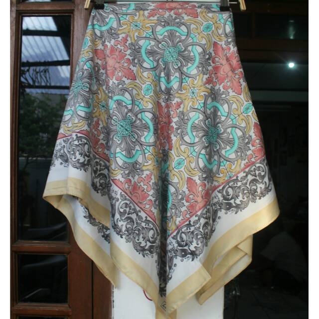 Hijab Segiempat Lamiz Satin Motif 02 by Azzura Premium