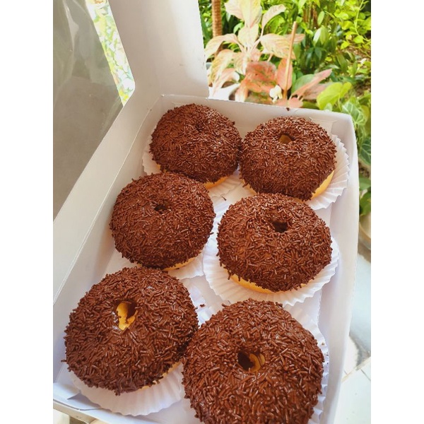 

Donat kentang toping full mesis coklat.