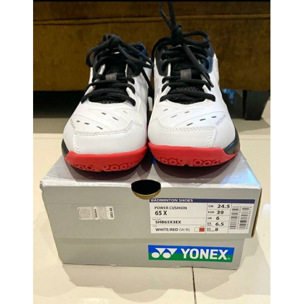 Sepatu badminton yonex