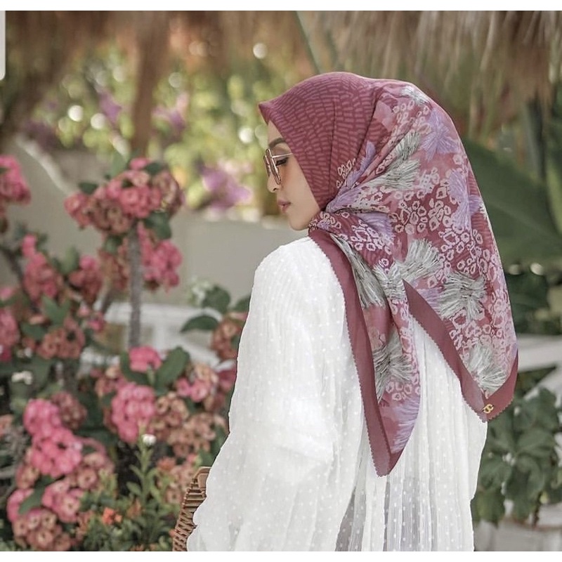 Buttonscarves Les Amities Reborn Cherry