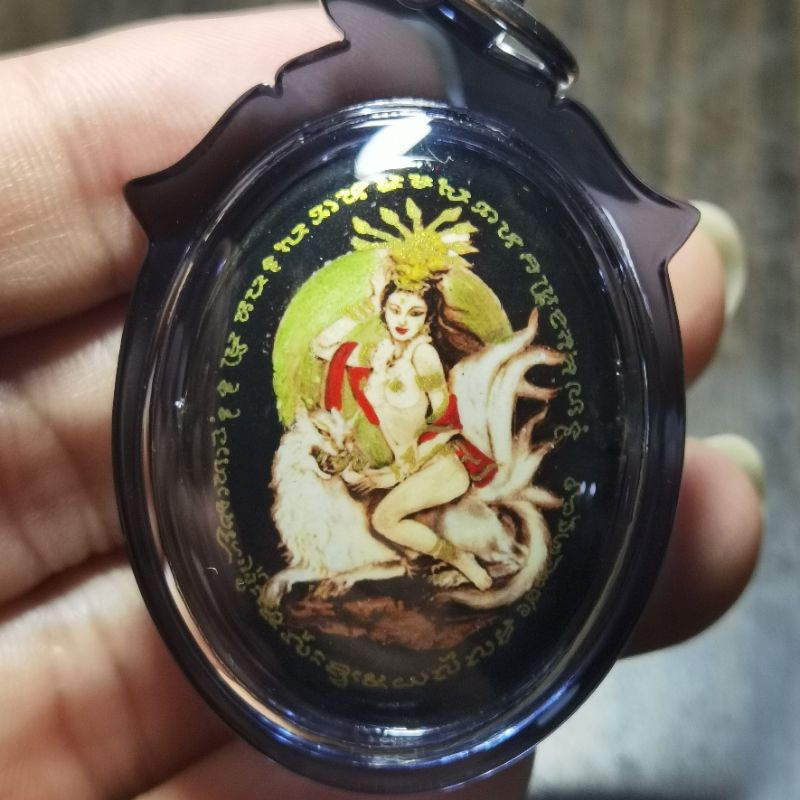 Locket 9 Fox Tails Arjarn O