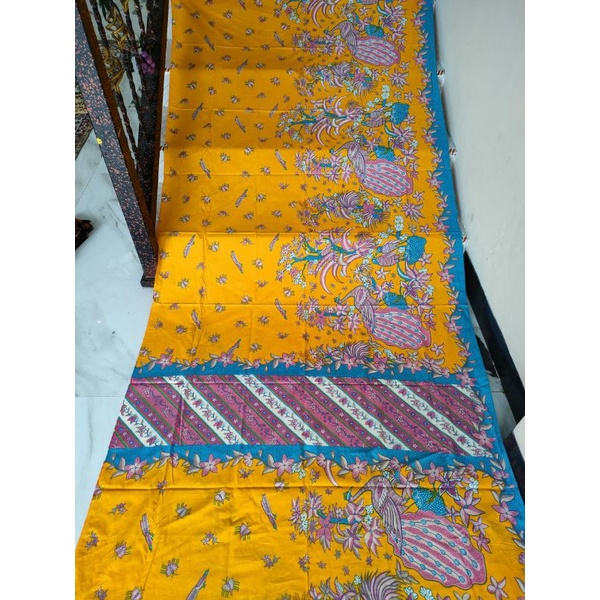 kain batik katun motif merak dasar kuning