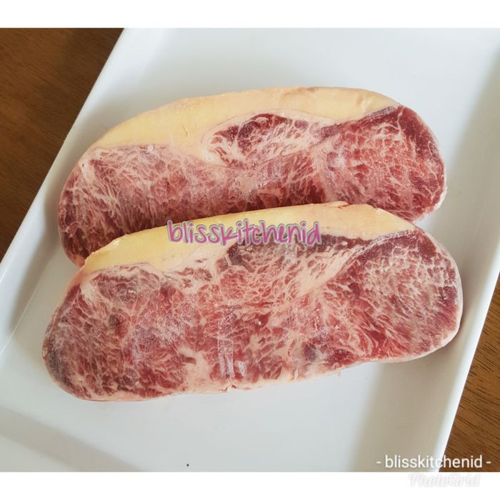 

Daging Sapi Kazoku Striploin Meltique / Meltik Wagyu Beef Steak 200gr