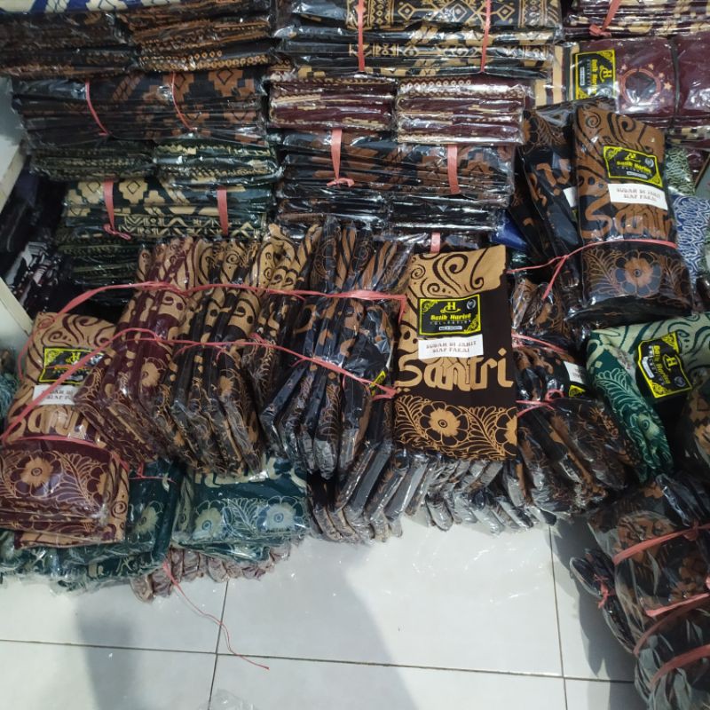 SARUNG BATIK MBAK SANTRI TERBARU by batik harisa Bahan Rayon halus dan tebal. sarung wanita.