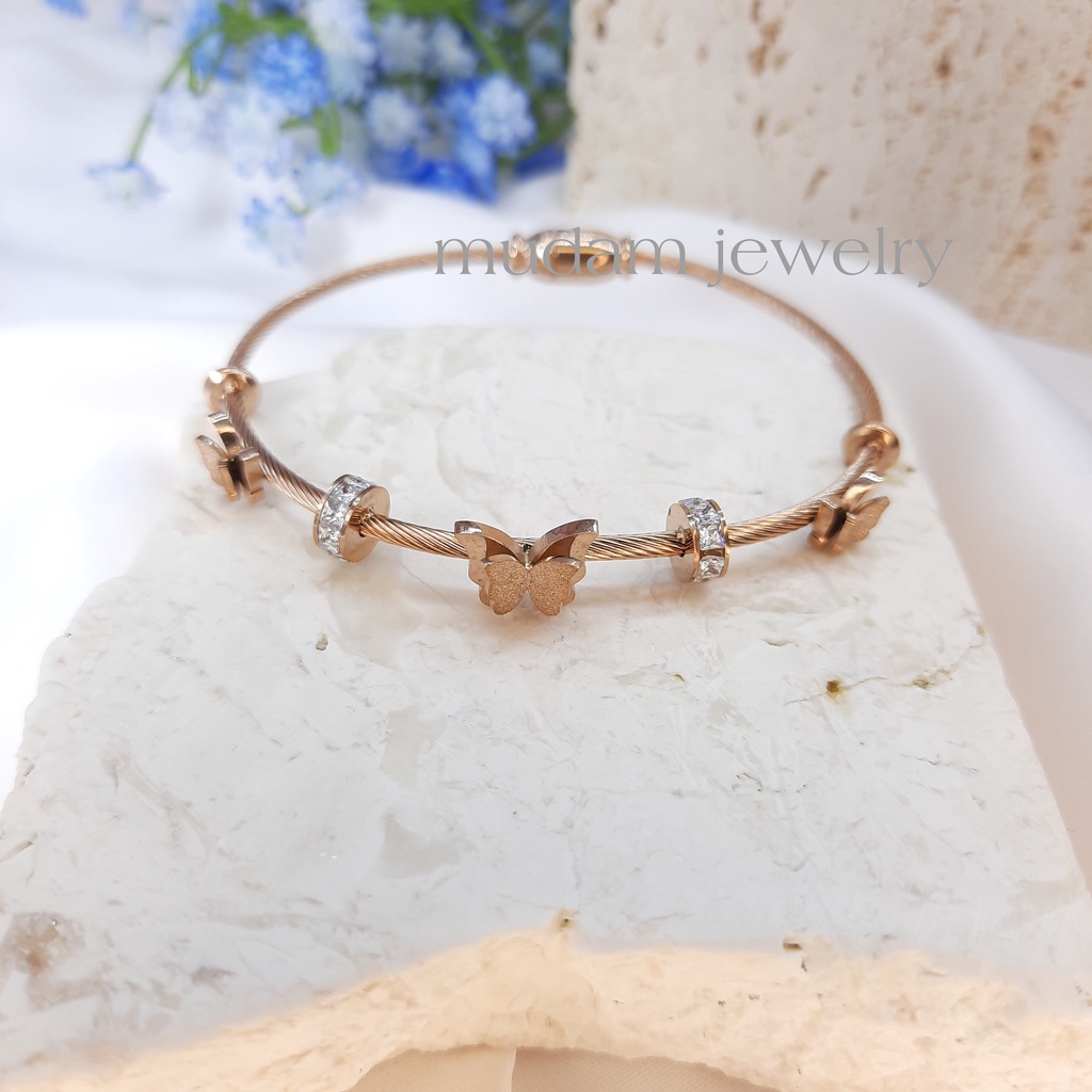 Gelang Titanium Magnet Aksen 3 Kupu-Kupu Dengan Diamonds Artifisial Tersedia Warna RoseGold dan Gold