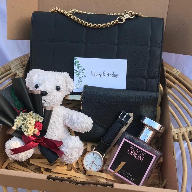 

KODE9f9Et--[LUCIRA HITAM] GIFT BOX CEWEK / KADO CEWEK / HAMPERS CEWEK / ANNIVERSARY / WEDDING