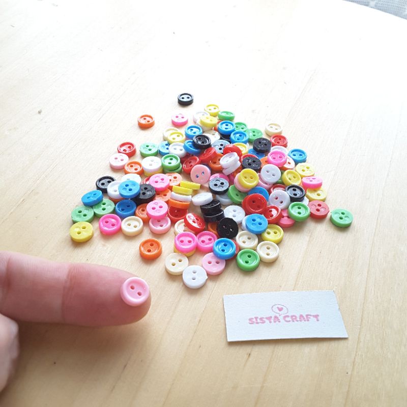 50pcs Kancing Mini Kecil 7mm Warna Warni 2 Lubang Bahan Tempel Prakarya Aksesoris Souvenir Scrapbook