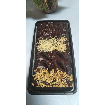 

brownie sekat brownies bakar/fudgy Brownies tanpa sekat full toping ukuran 20x10cm