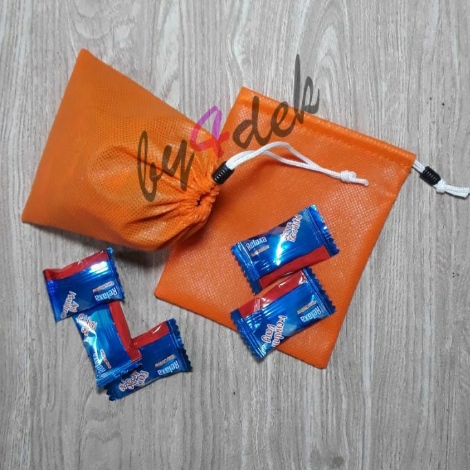

Kantong Serut Tali Stopper Satu Sisi. Pouch Spunbond Souvenir (K39)