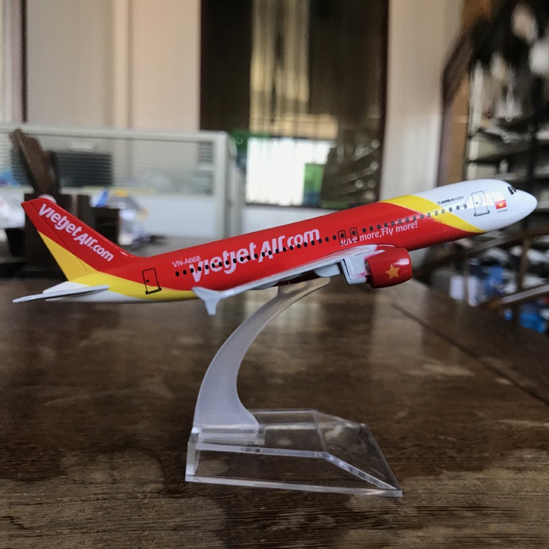 Miniatur Diecast Pesawat Terbang Vietjet Airbus 320 A320 Bahan Metal Untuk Koleksihadiah