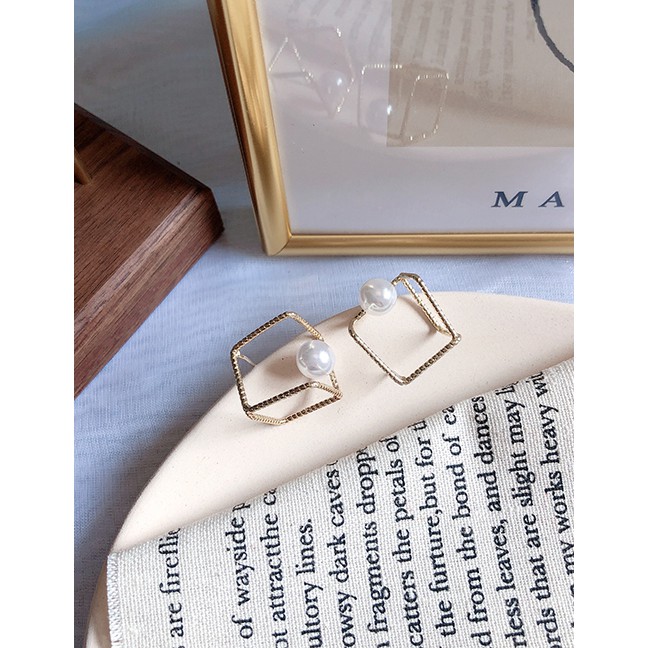 LRC Anting Tusuk Fashion Square Pearl 925 Silver Needle Cube Pearl Stud Earrings F49984