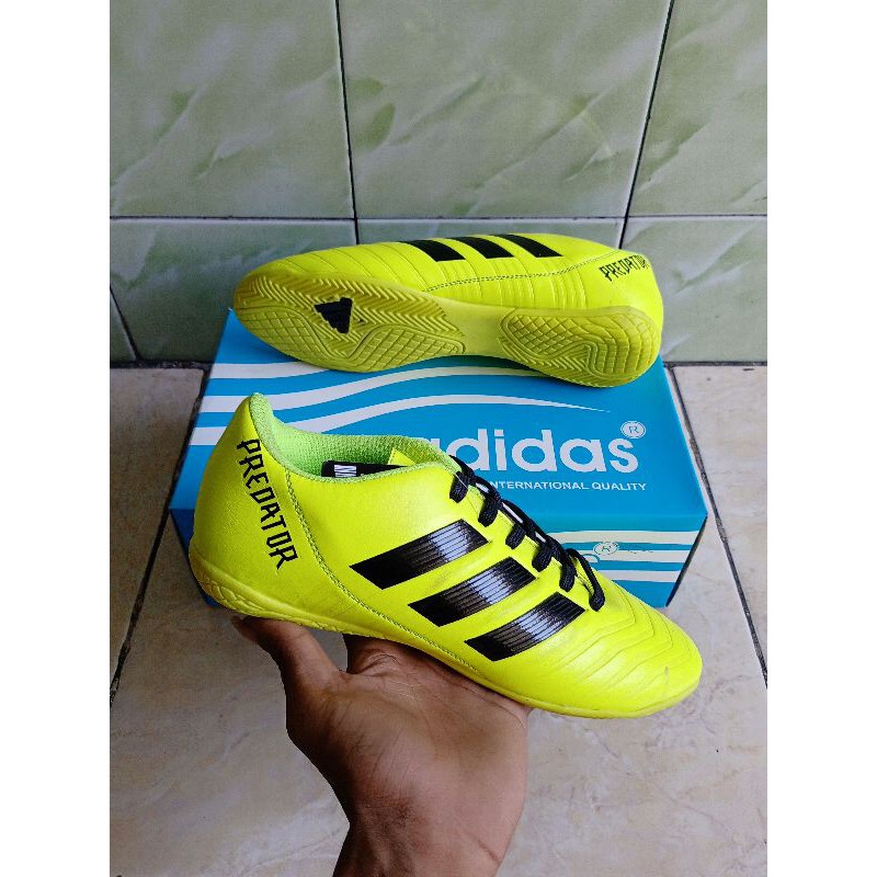 Sepatu futsal Adidas predator