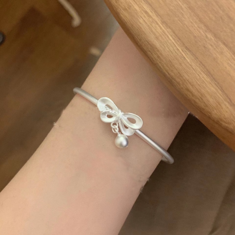 Roselife Gelang Tangan Rantai Silver Wanita Desain Pita Hias Lonceng Kecil Adjustable