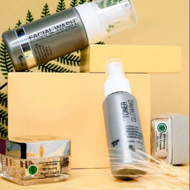 Paket wajah ms glow terdiri dari facial wash,glowing toner,night cream dan day cream