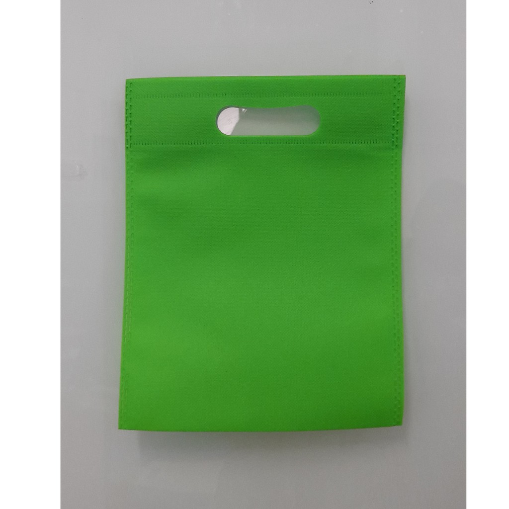 

Tas Press Spunbound Oval Goodie Bag Tas Belanja Warna Hijau Muda 20 cm x 25 cm