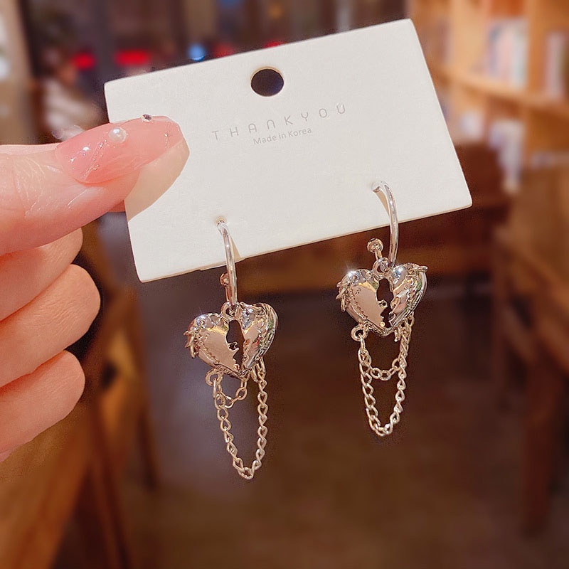 Anting Tusuk Gantung Bentuk Hati Hollow Aksen Rumbai Panjang Bahan Metal Untuk Wanita