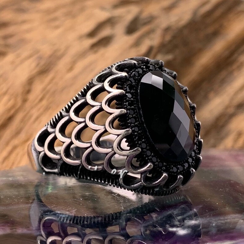 Cincin Bahan Titanium Steel Warna Silver Hias Batu Permata Kristal Hitam Gaya Vintage Untuk Pria