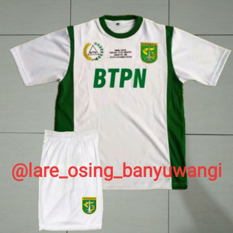 SETELAN DEWASA PERSEBAYA BTPN VS PSV EINDHOVEN PUTIH JERSEY CELANA RETRO LOKAL