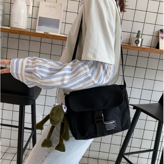 Tas Korea Kasual Sederhana Kipas Sastra Solid Messenger Bag Tas Kanvas Tebal Tas Fashion Pria Wanita Import Korean Casual Simple Literary Fan Solid Messenger Bag Canvas Bag Fashion Bags