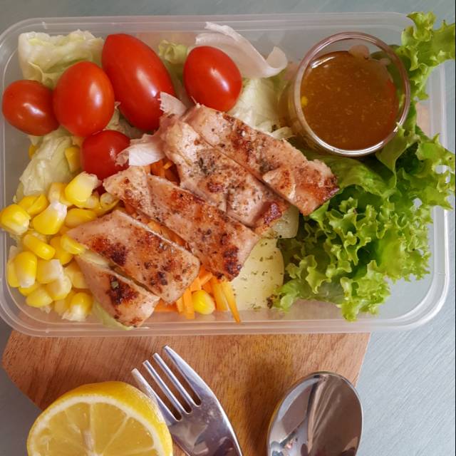 

SALAD SAYUR WITH GRILLED CHICKEN( 300gr) Dressing Olive Oil, Lemon, Madu