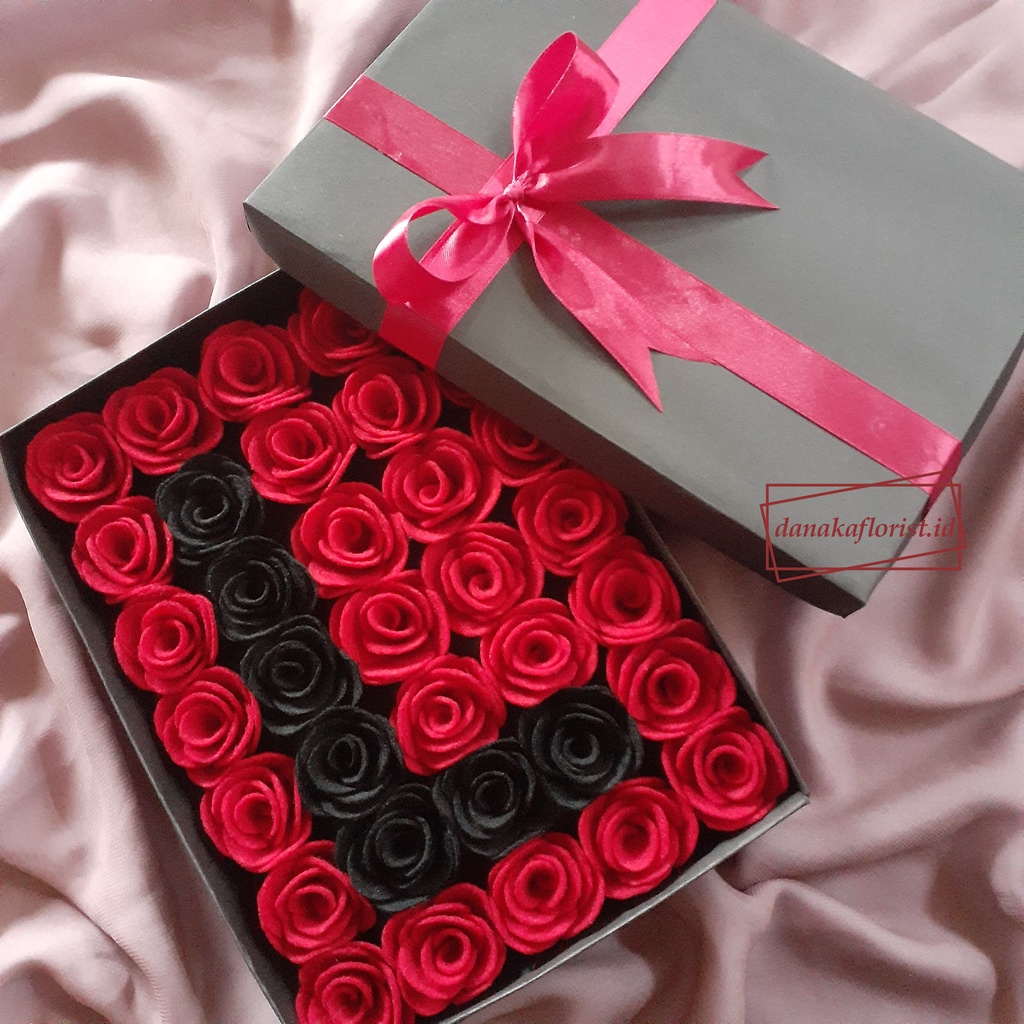 

KADO Anti-Mainstream | Flanel Flower Box Inisial Nama | Gift Graduation/Kado Wisuda