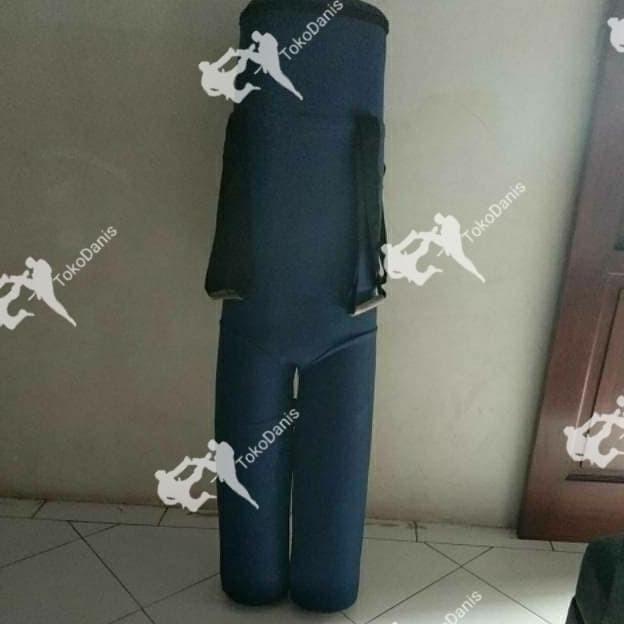 Samsak berdiri. untuk latihan guntingan dan tendangan
