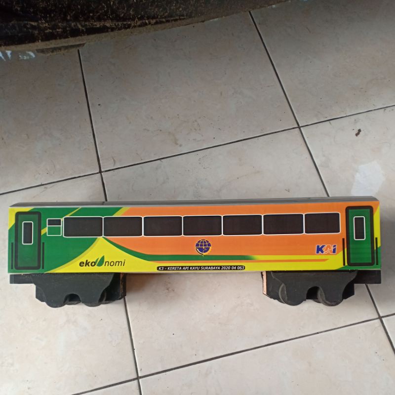 Gerbong kereta ekonomi Nutrisari KA PENATARAN 2009 - MINIATUR Kereta Api Indonesia