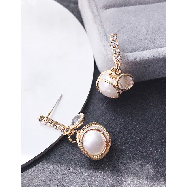 LRC Anting Tusuk Fashion Golden Pearl Earrings With Diamonds D68243