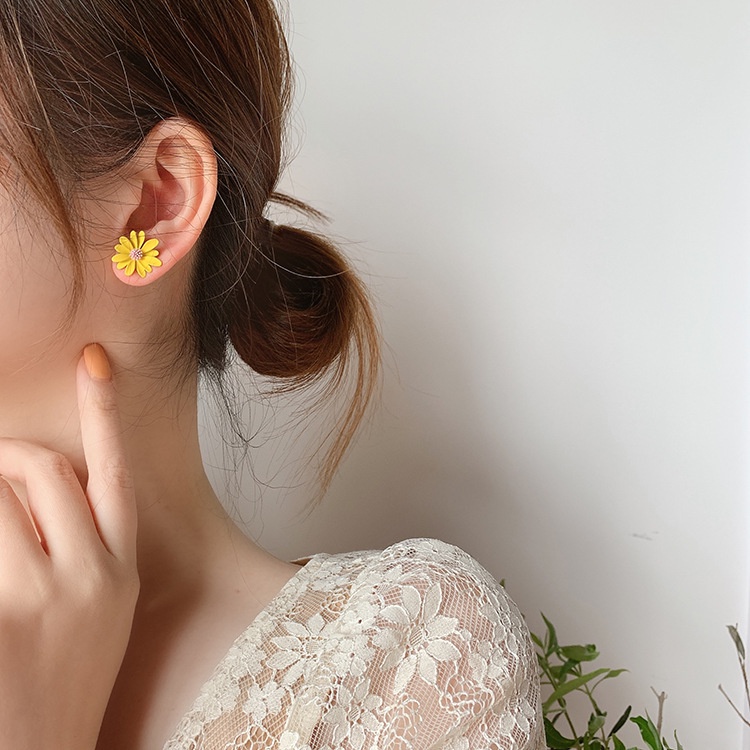 925 jarum perak Korea Selatan Dongdaemun asimetris little Daisy stud anting-anting Musim Semi dan mu