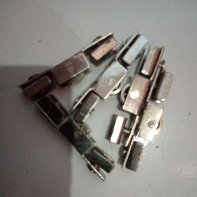 Roda Rel Kaca Etalase