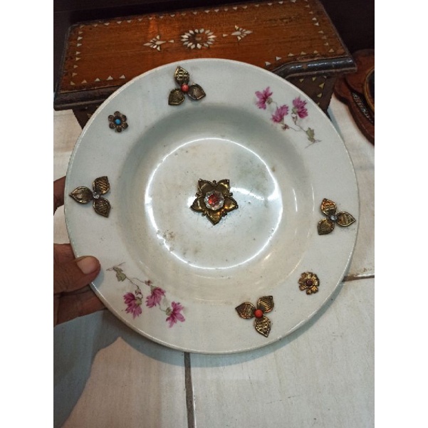 Piring Seruni Tua Pajangan dinding lawas &hias bunga timbul.minus noda