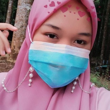 Kalung masker juntai dengan aksen seperti memakai anting