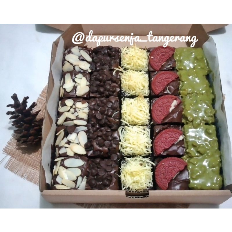 

FUDGY BROWNIES 20X20CM KHUSUS GRAB ATAU GOJEK