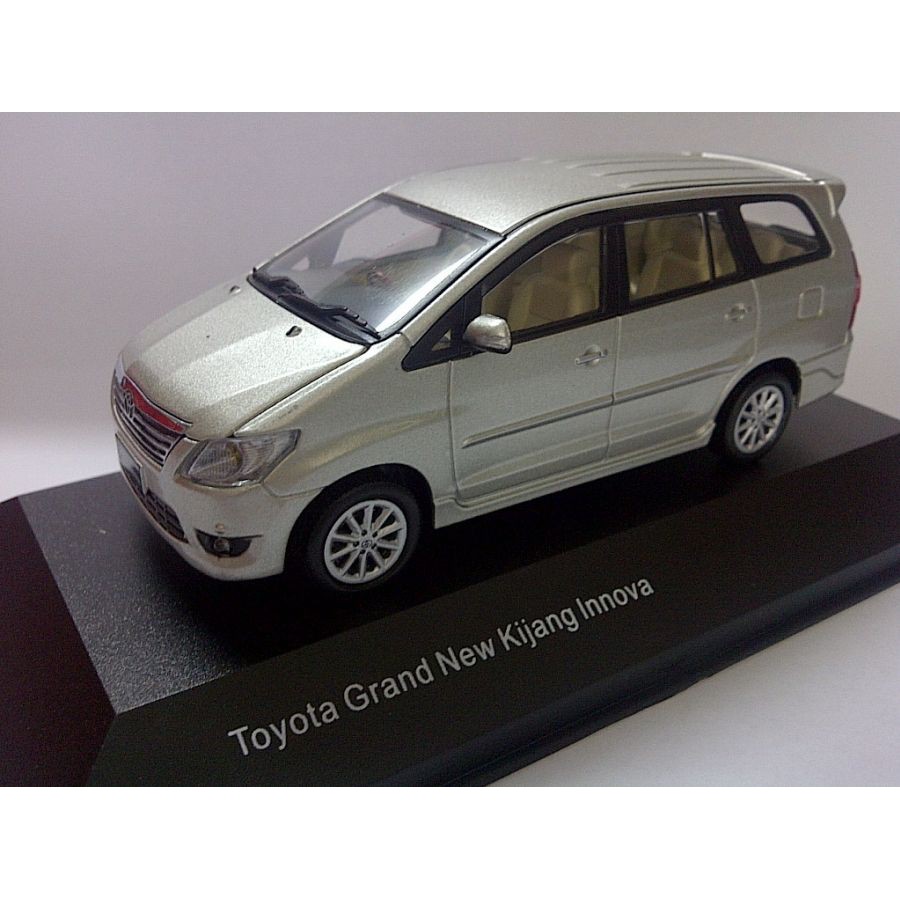 innova model toy car