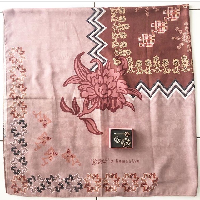 Dawa scarf maroon by Ria Miranda Rumah Ayu