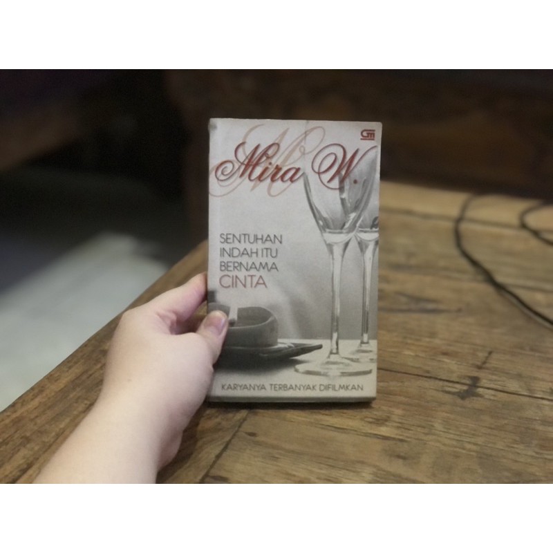 Novel Mira W Sentuhan Indah itu Bernama Cinta