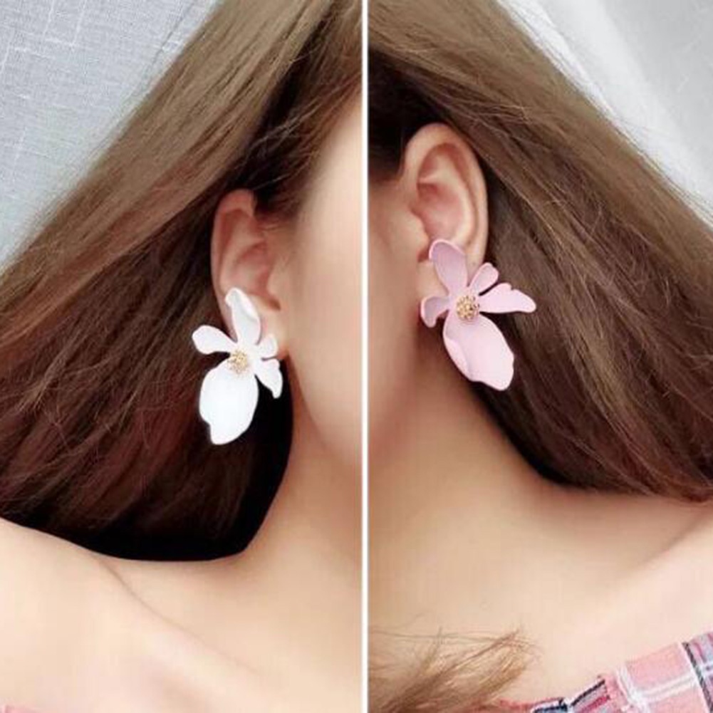 Anting Stud Bentuk Bunga Daisy Bahan Logam Untuk Wanita