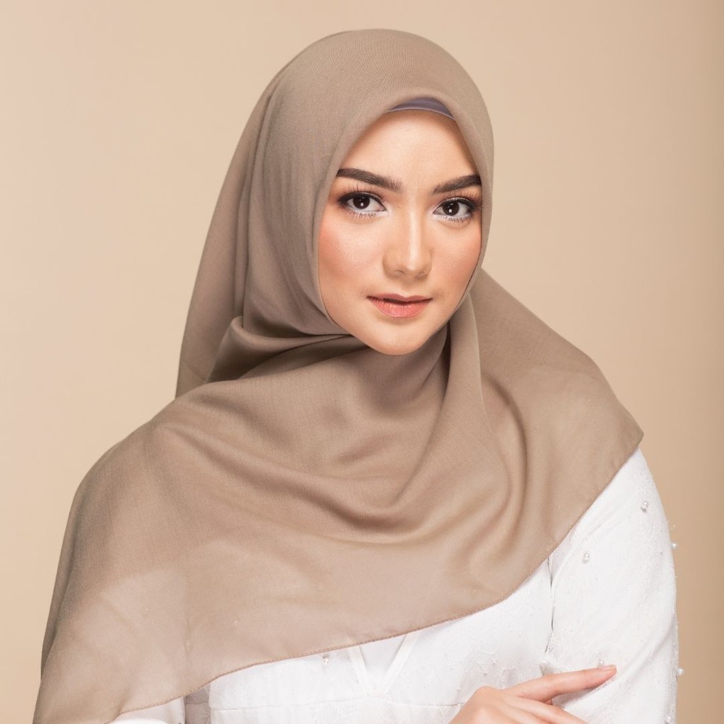 elzatta Jilbab Segi Empat Keisha Sadia Basic 2-740 - Milk Brown