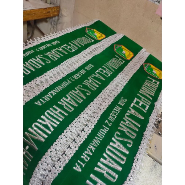 RB Selempang Wisuda Bordir Bludru 2 Baris + Logo