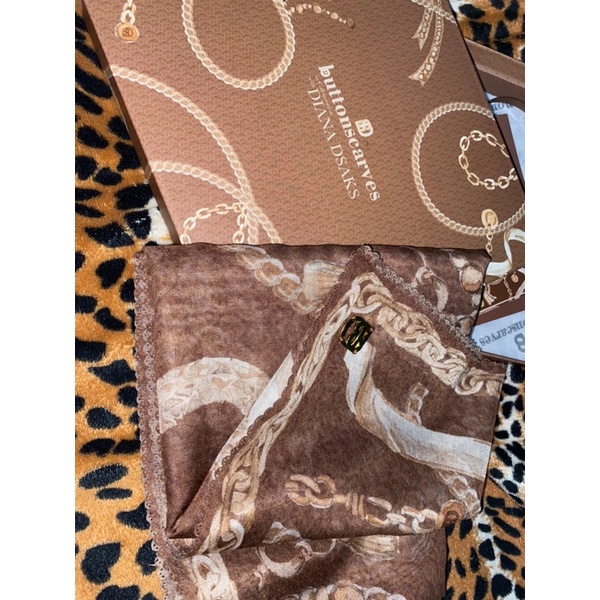 buttonscarves chain wood preloved