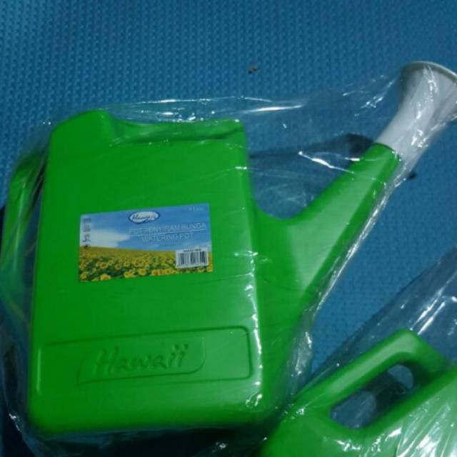 Ceret wadah air untuk menyiram tanaman